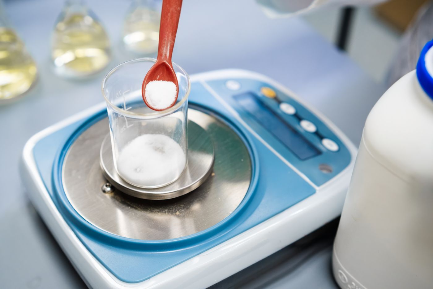 Pesada de muestras en polvo con balanza de precisión de laboratorio