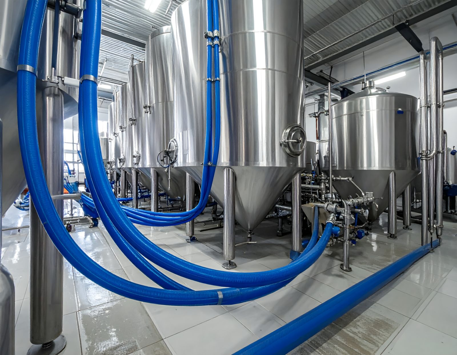 Planta de producción con tanques de acero inoxidable